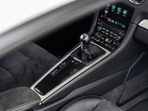 Certified 2020 Porsche 718 Cayman GT4 RWD image 41