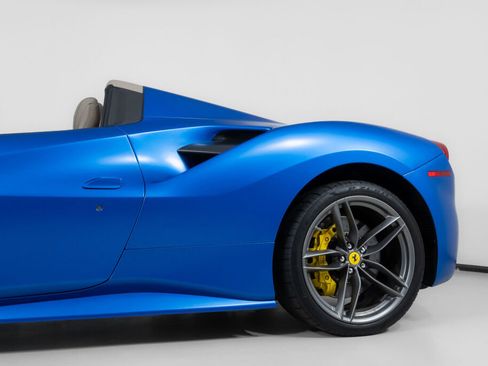 Used 2018 Ferrari 488 Spider image 16