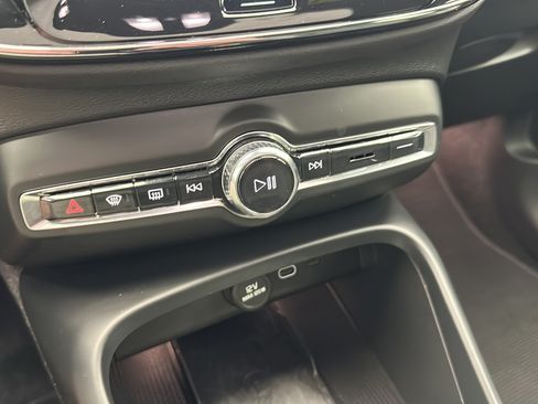 Used 2023 Volvo C40 Recharge Core AWD/4WD image 19