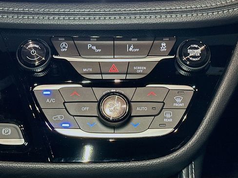 New 2026 Chrysler Pacifica Limited w/ S Appearance Package image 11