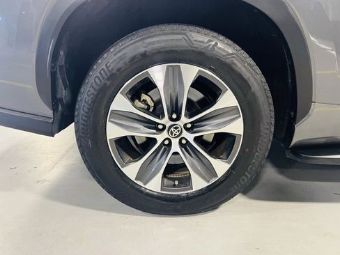 Used 2023 Toyota Highlander XLE image 14