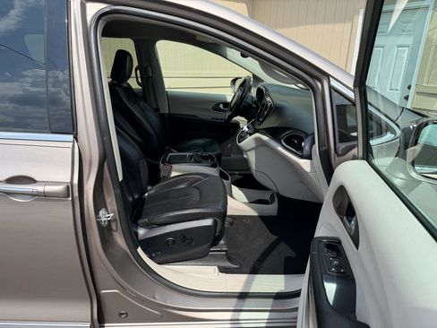 Used 2017 Chrysler Pacifica Touring-L Plus image 3