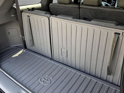 Used 2019 Toyota Highlander XLE AWD/4WD image 10