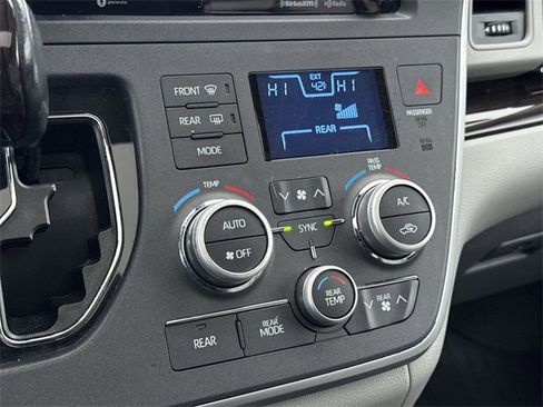 Used 2020 Toyota Sienna XLE Premium image 18