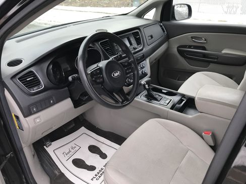 Used 2017 Kia Sedona L image 8