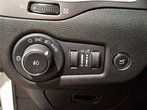 Used 2019 Jeep Cherokee Latitude Plus w/ Comfort/Convenience Group image 22