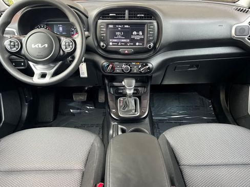 Used 2022 Kia Soul LX image 3