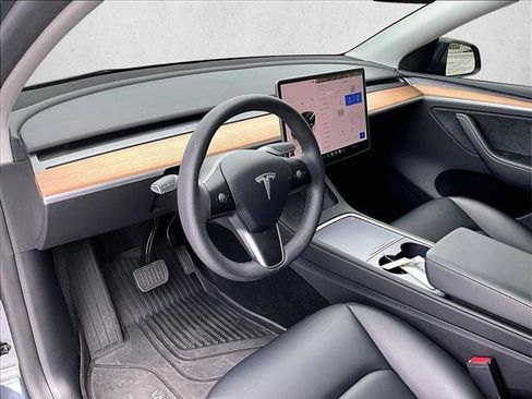 Used 2025 Tesla Model Y Long Range RWD image 14