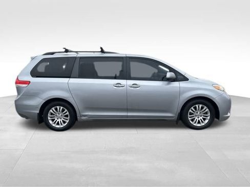 Used 2011 Toyota Sienna XLE image 9