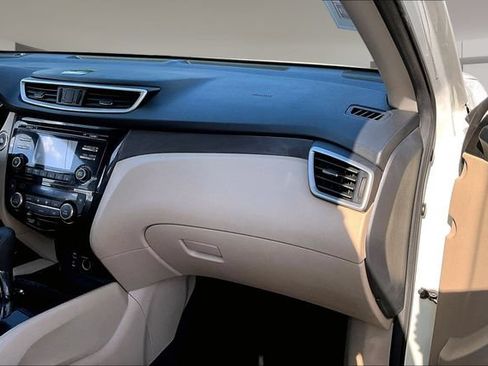 Used 2016 Nissan Rogue SV FWD image 23