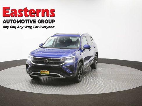 Used 2022 Volkswagen Taos SE w/ Panoramic Sunroof Package FWD image 54