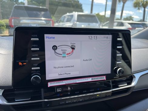 Used 2024 Toyota Sienna XLE FWD image 23