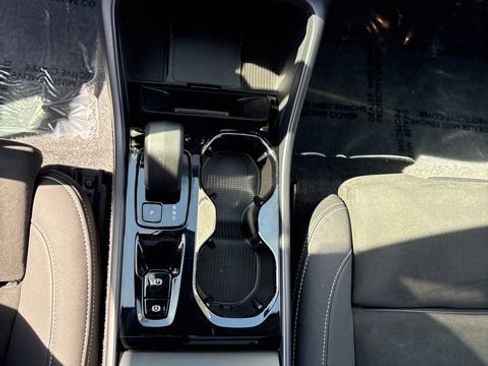 Used 2025 Volvo XC40 B5 Plus image 22