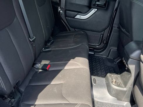 Used 2018 Jeep Wrangler Unlimited Sahara w/ Connectivity Group AWD/4WD image 21