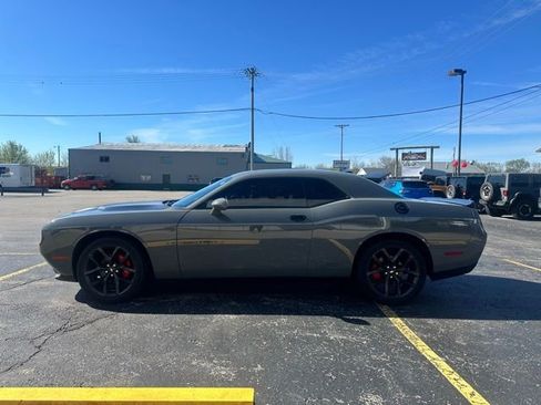 Used 2019 Dodge Challenger SXT w/ Driver Convenience Group image 4