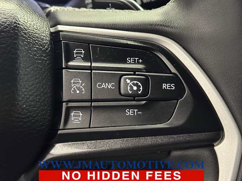 Used 2023 Jeep Grand Cherokee Altitude AWD/4WD image 40