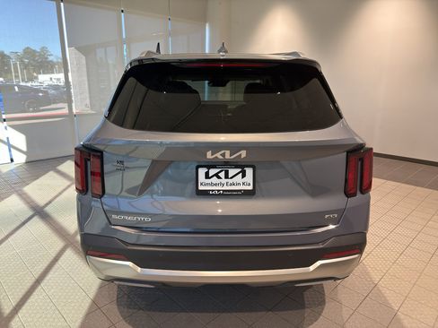 Used 2025 Kia Sorento EX w/ Panoramic Sunroof Package image 4