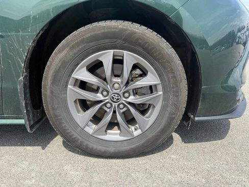 Used 2023 Toyota Sienna LE image 4