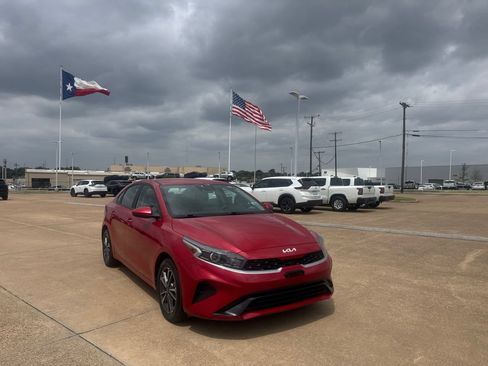Used 2023 Kia Forte LXS FWD image 2