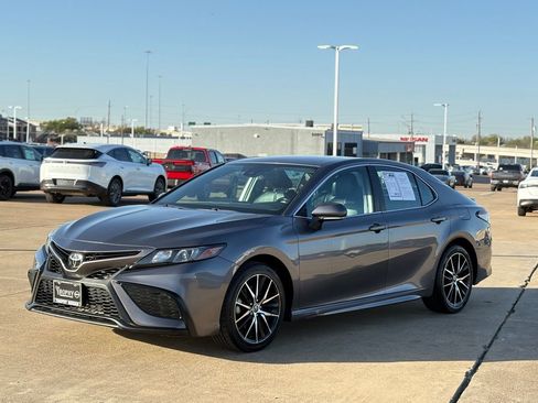 Used 2022 Toyota Camry SE image 3