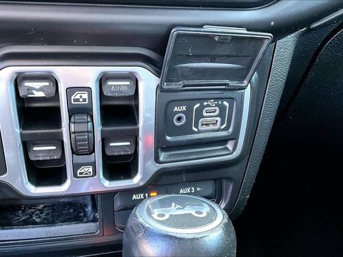 Used 2018 Jeep Wrangler Unlimited Sahara AWD/4WD image 17
