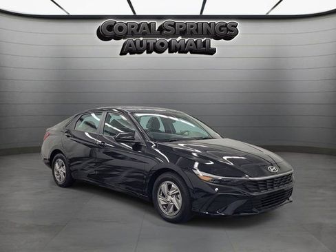 Used 2025 Hyundai Elantra SE image 1