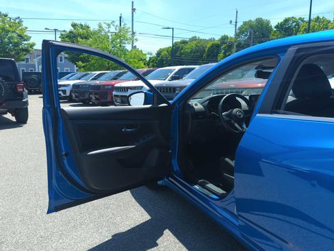 Used 2025 Nissan Sentra SV w/ All-Weather Package FWD image 12