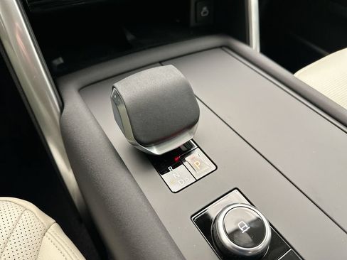 Certified 2025 Land Rover Discovery S AWD/4WD image 9