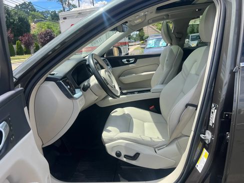 Used 2018 Volvo XC60 T6 Momentum w/ Convenience Package AWD/4WD image 28