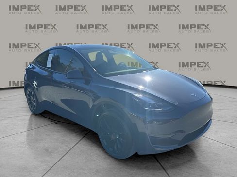 Used 2024 Tesla Model Y Standard Range image 7