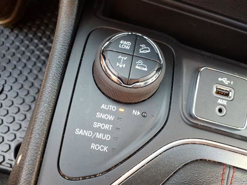 Used 2022 Jeep Cherokee Trailhawk w/ Comfort/Convenience Group image 16