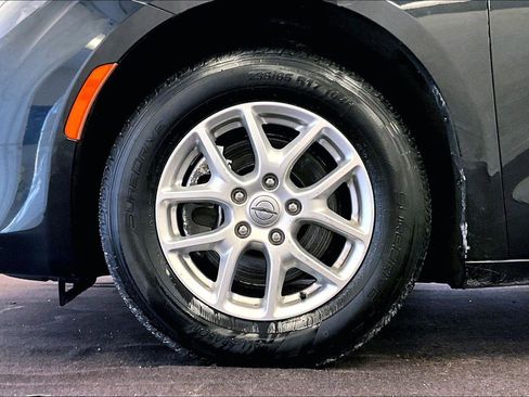 Used 2022 Chrysler Voyager LX image 8