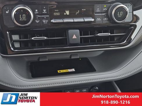 Used 2023 Toyota Highlander XLE FWD image 19