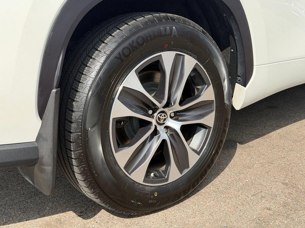 Used 2021 Toyota Highlander XLE AWD/4WD image 25