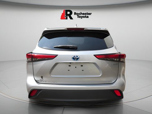 Used 2021 Toyota Highlander XLE AWD/4WD image 6