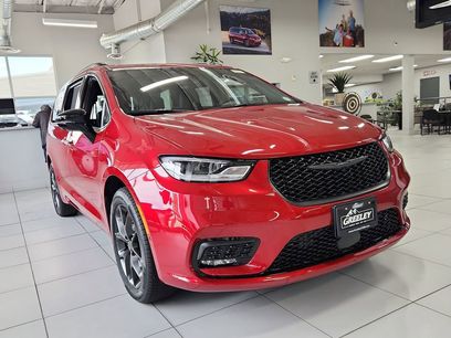 New 2026 Chrysler Pacifica Select w/ S Appearance Package