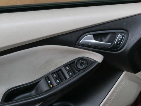 Used 2015 Ford Focus SE w/ SE Sport Package FWD image 13