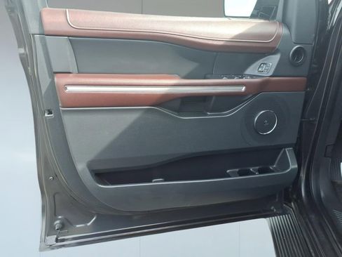 Used 2024 Ford Expedition Limited image 11