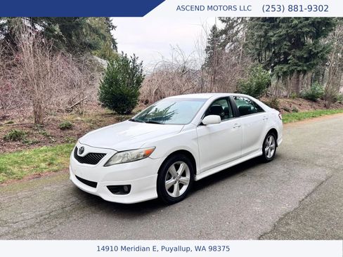 Used 2011 Toyota Camry SE image 1