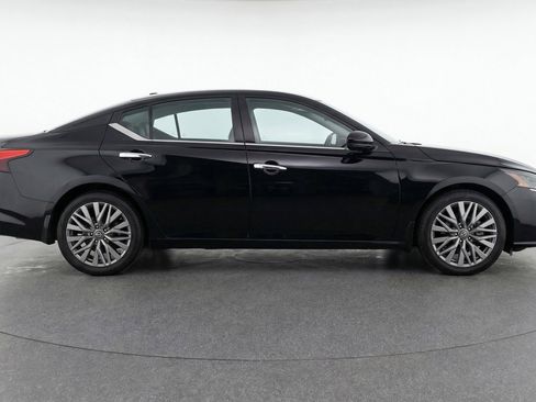Used 2025 Nissan Altima 2.5 SV image 11