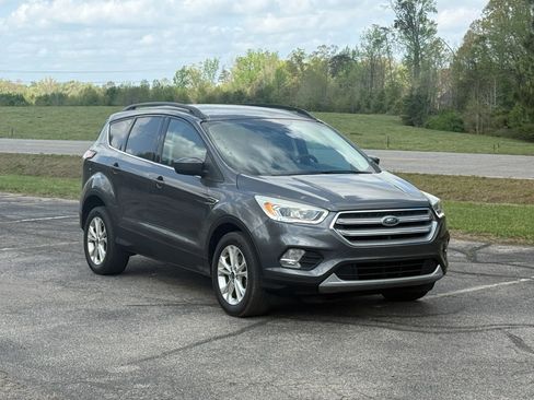 Used 2017 Ford Escape SE w/ Equipment Group 201A image 1