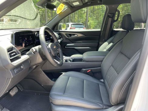 Used 2025 Chevrolet Traverse LT w/ LPO, Floor Liner Package FWD image 4