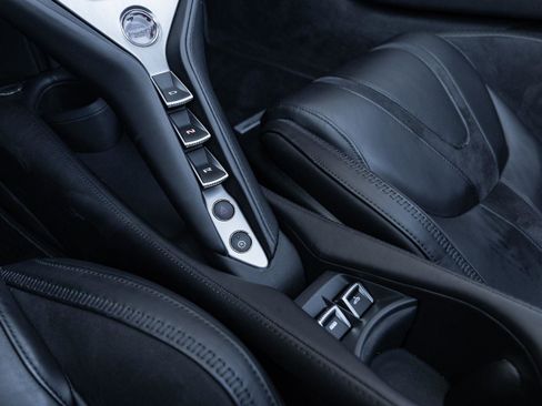 Used 2024 McLaren 750S Spider image 19