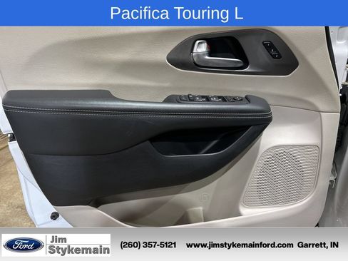 Used 2024 Chrysler Pacifica Touring-L FWD image 15