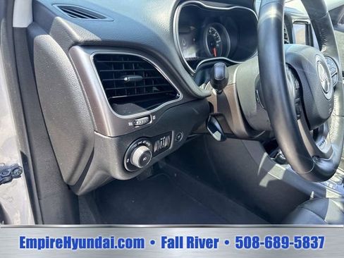 Used 2019 Jeep Cherokee Limited AWD/4WD image 21