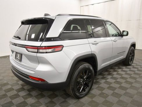 Used 2024 Jeep Grand Cherokee Altitude image 8