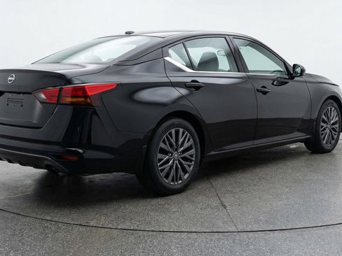 Used 2025 Nissan Altima 2.5 SV FWD image 9