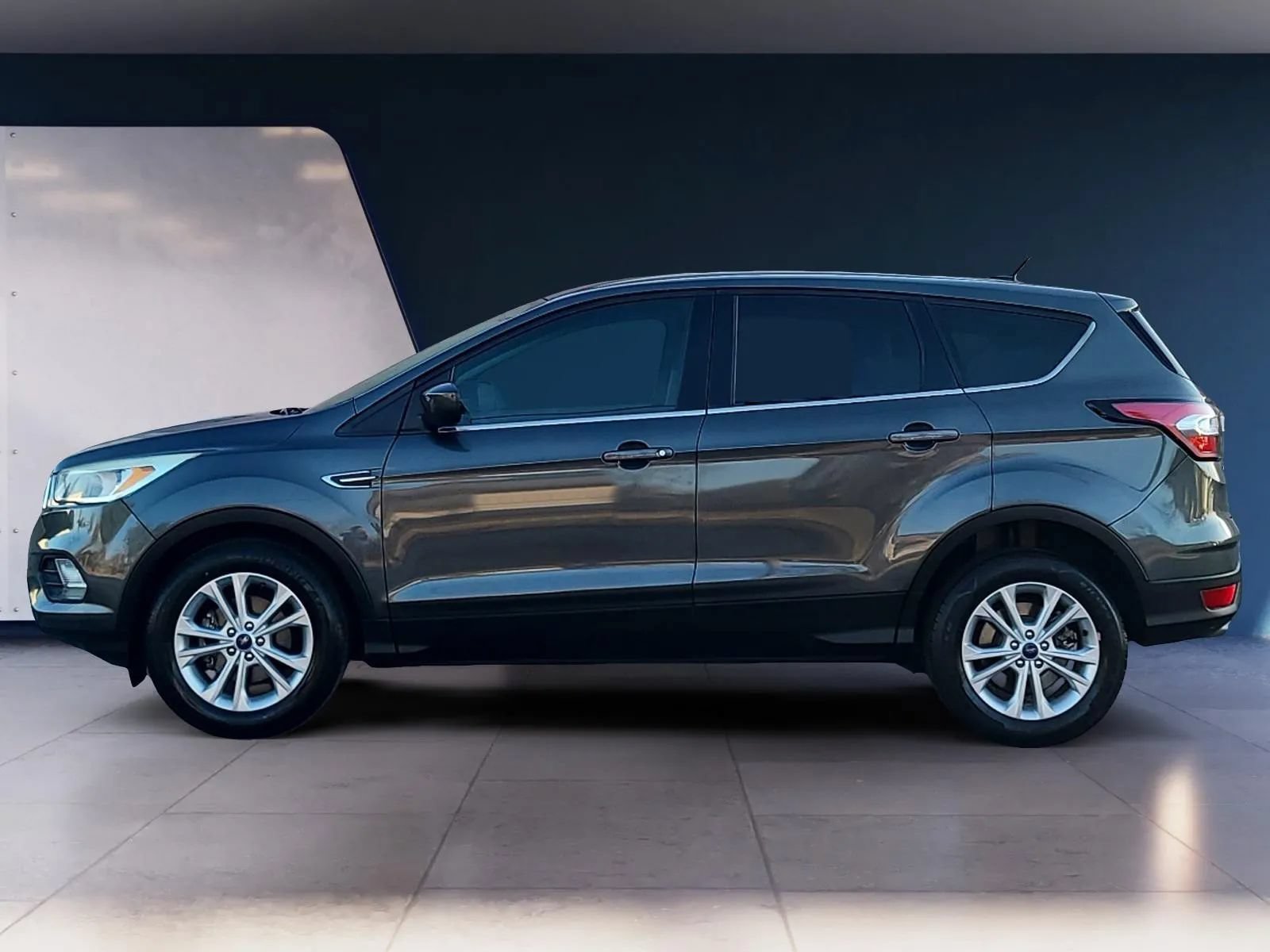 Used 2017 Ford Escape SE FWD image 2