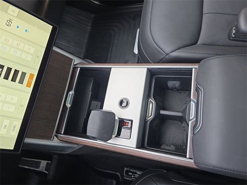 Used 2025 Land Rover Range Rover Long Wheelbase SE image 26