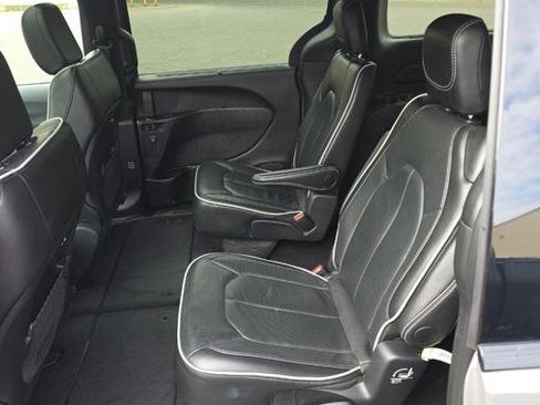 Used 2025 Chrysler Pacifica Limited image 14